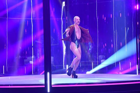 Basti lässt den Borat-Bikini wiederaufleben, ist gut bei Gesäß und Stimme
