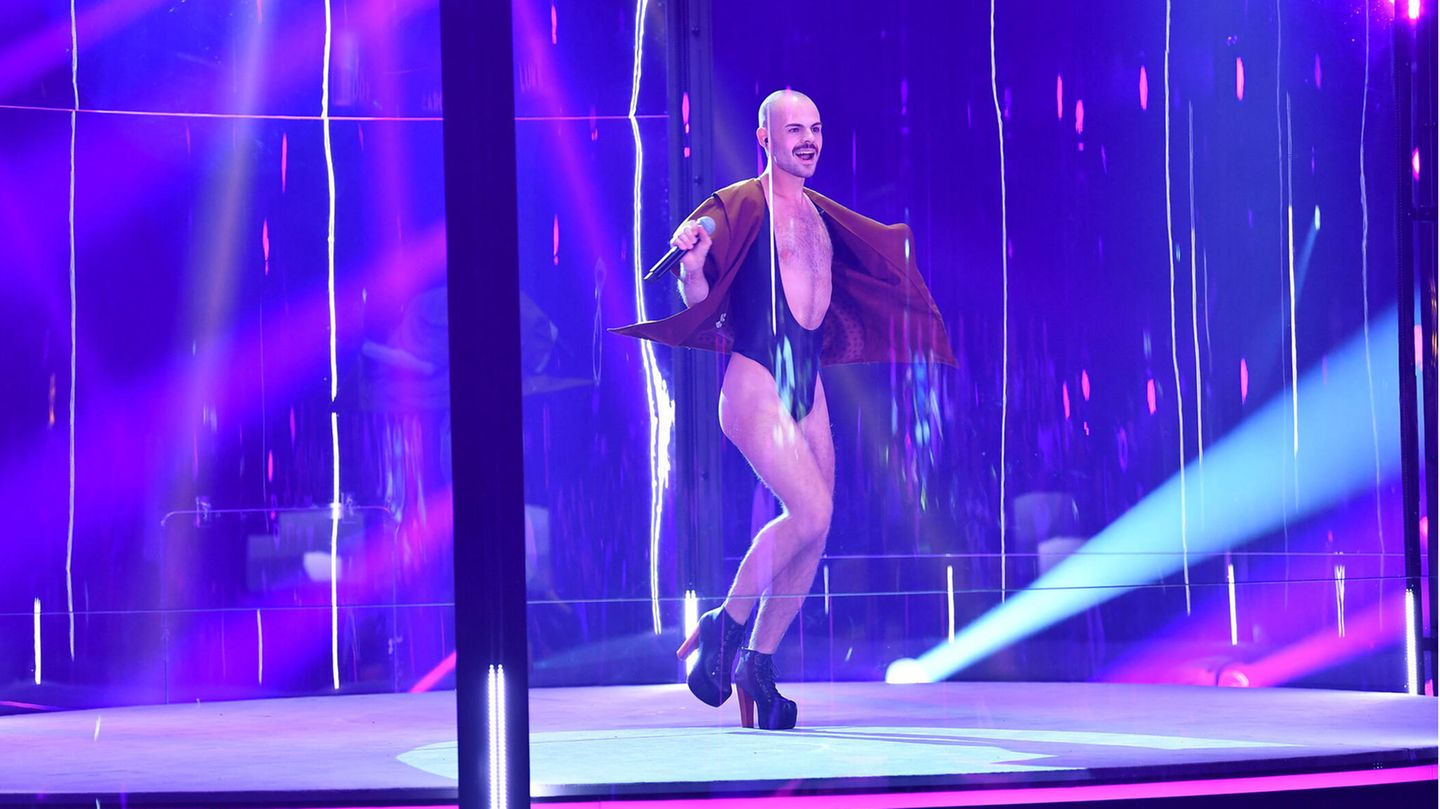 Basti lässt den Borat-Bikini wiederaufleben, ist gut bei Gesäß und Stimme