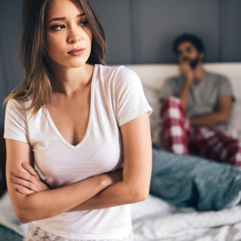 Frau und Mann im Bett