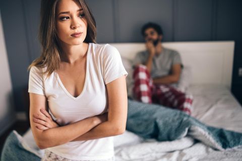 Frau und Mann im Bett