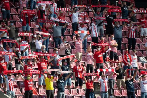 Mit Abstand und Mundschutz: Fans des 1. FC Köln während des Pokalspiels gegen VSG Altglienicke