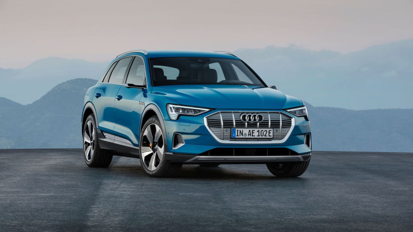 Audi e-tron    Der Listenpreis beträgt 67.358  Euro, es gibt Angebote ab 50.867 Euro – die Lieferzeit beträgt 6 Monate