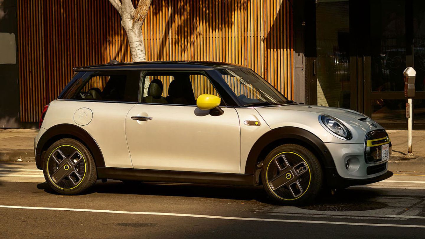 Mini Cooper SE 3-Türer     Der Listenpreis beträgt 31.680 Euro, es gibt Angebote ab 20.366 Euro – die Lieferzeit beträgt 12 Monate