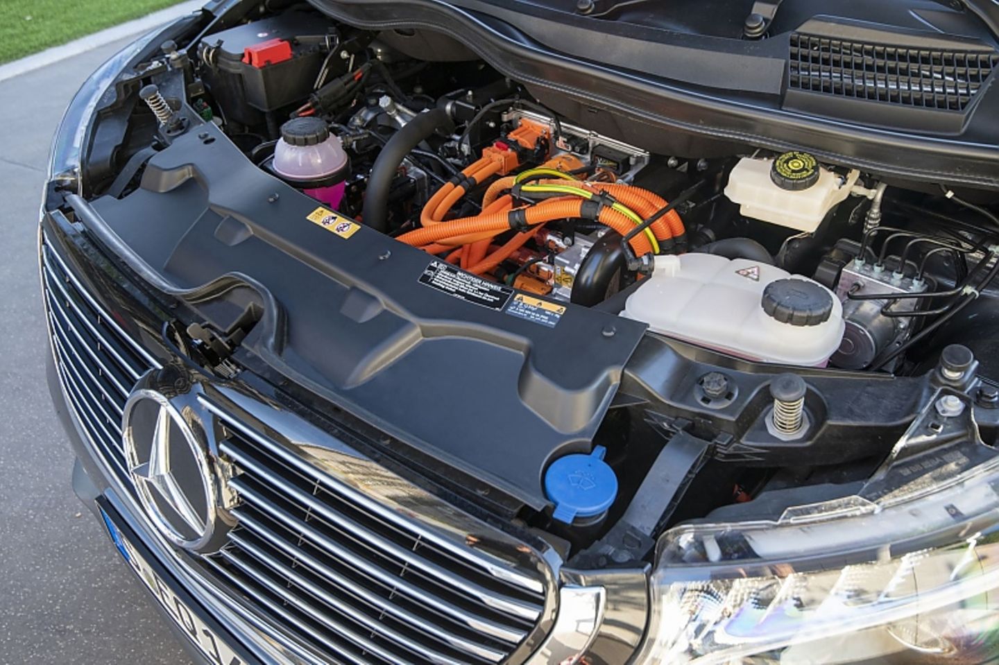 Gewohnte Ansicht: Auch der Elektromotor befindet sich unter der Motorhaube