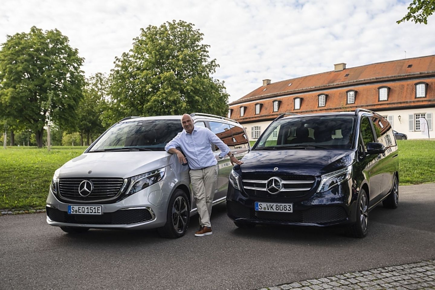 Zwei ungleiche Brüder: Der Mercedes EQV 300 (links) hat in der Stadt definitiv seine Vorteile. Die V-Klasse ist auf Langstrecken