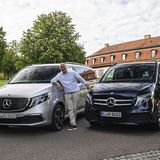 Zwei ungleiche Brüder: Der Mercedes EQV 300 (links) hat in der Stadt definitiv seine Vorteile. Die V-Klasse ist auf Langstrecken