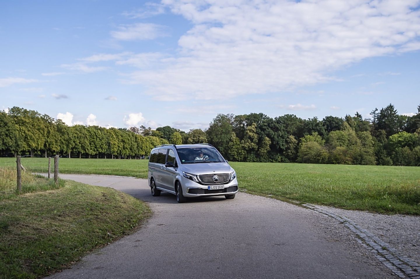 Die maximale Reichweite des Mercedes EQV 300 beträgt 418 Kilometer, allerdings reduzieren elektrische Verbraucher diesen Wert
