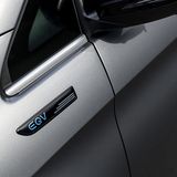 Die EQV-Plaketten markieren den Elektro-Kleinbus