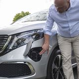 An einem 110 kW Lader sind die Akkus des Mercedes EQV 300 nach rund 45 Minuten zu 80 Prozent gefüllt
