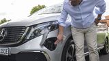 An einem 110 kW Lader sind die Akkus des Mercedes EQV 300 nach rund 45 Minuten zu 80 Prozent gefüllt