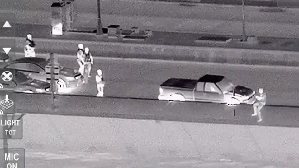 Ein Mann in Florida hat am Samstag nach einer Verfolgungsjagd mit der Polizei versucht, von einer Brücke zu springen
