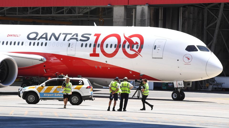 Follow Me: Eine Boeing 787-9 von Qantas vor dem Hangar der Qantas Sydney Jet Base Eine Boeing 787-9 von Qantas vor dem Hangar der Qantas Sydney Jet Base