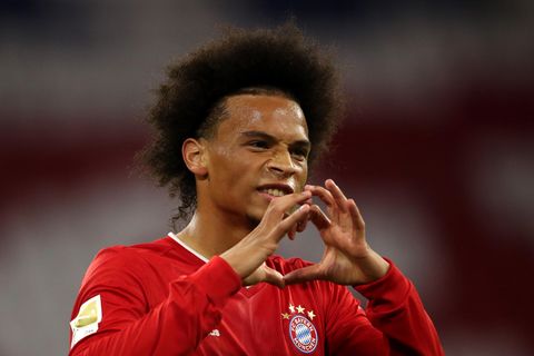 Leroy Sane feiert das siebte Tor des FC Bayern München gegen FC Schalke 04