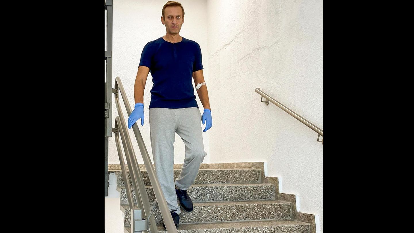 Alexej Nawalny auf der Treppe in der Charité