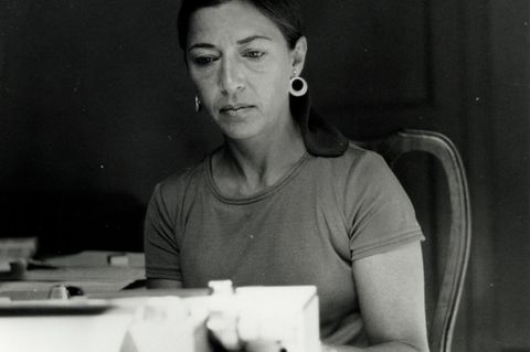 Ruth Bader Ginsburg an der Schreibmaschine während eines Stipendiums der Rockefeller Foundation im Jahr 1977