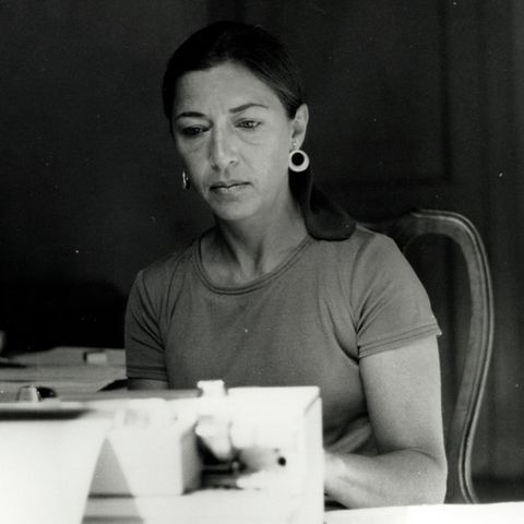 Ruth Bader Ginsburg an der Schreibmaschine während eines Stipendiums der Rockefeller Foundation im Jahr 1977