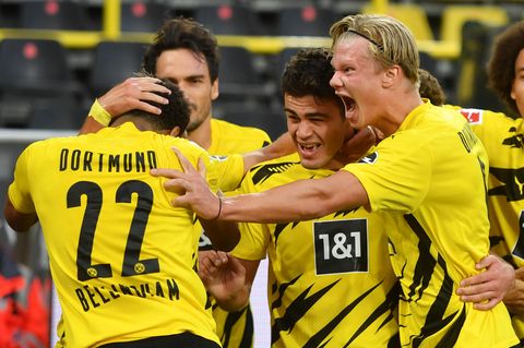 Dortmunds Giovanni Reyna (2.v.r.), 17 Jahre alt, bejubelt sein Tor zum 1:0 mit den beiden anderen sehr jungen BVB-Profis Jude Bellingham, 17, und Erling Haaland (r.), 20. Mats Hummels (2.v.l.) ist mit 31 Jahren sowas wie der Elder Statesman des Jubelhaufens.