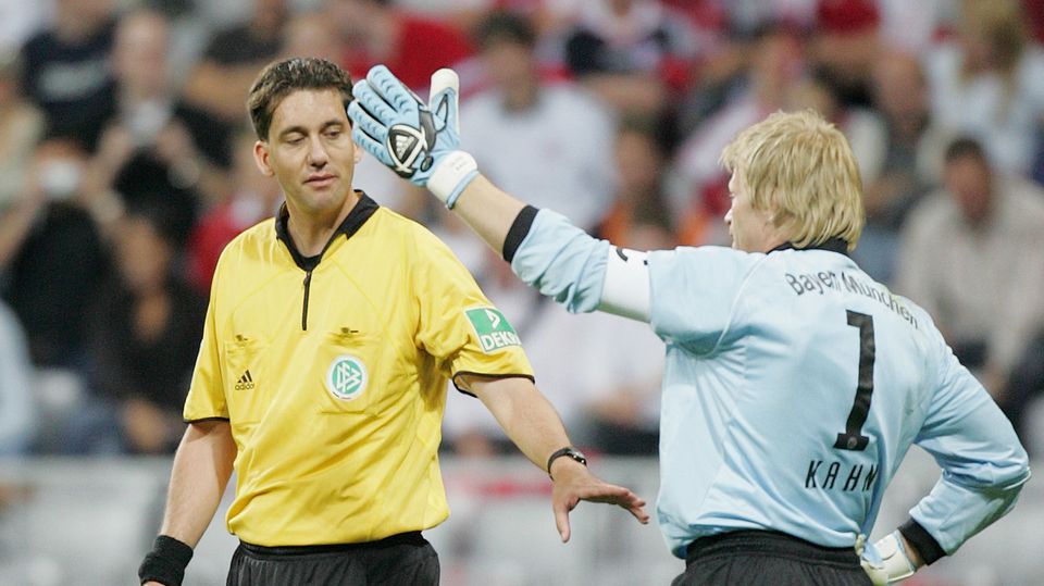 Das Bild zeigt Schiedsrichter Manuel Gräfe und Bayern-Torwart Oliver Kahn am ersten Spieltag der Saison 2005/06