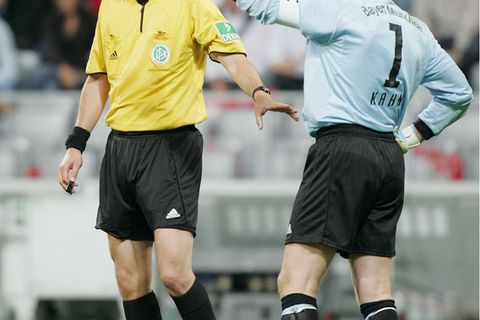 Das Bild zeigt Schiedsrichter Manuel Gräfe und Bayern-Torwart Oliver Kahn am ersten Spieltag der Saison 2005/06