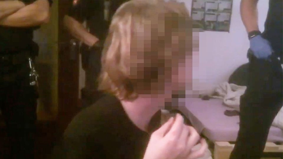 Ein Beamter der Polizei Göttingen schlägt einem 19-Jahrigen ohne Vorwarnung ins Gesicht.