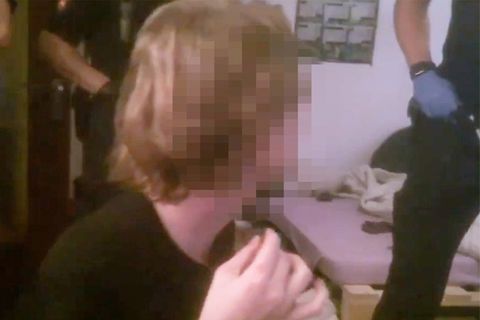 Ein Beamter der Polizei Göttingen schlägt einem 19-Jahrigen ohne Vorwarnung ins Gesicht.