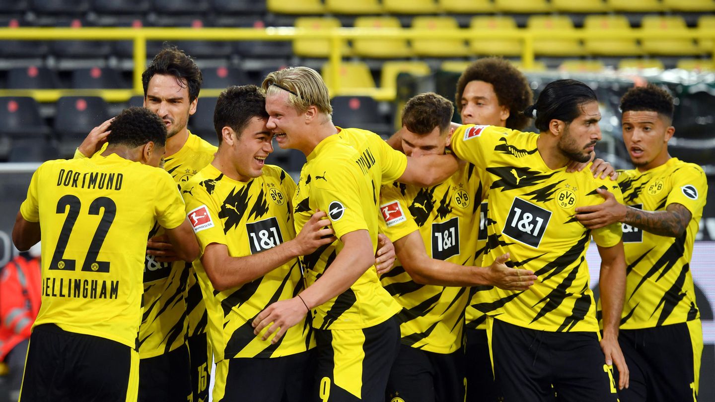 Die Dortmunder jubeln nach dem Treffer zum 1:0 gegen Borussia Mönchengladbach durch den Giovanni Reyna (3.v.l.)