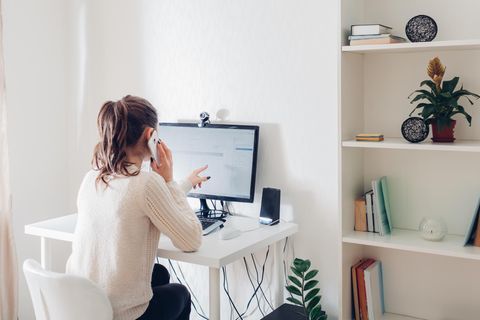 Frau arbeitet im Homeoffice an einem Schreibtisch