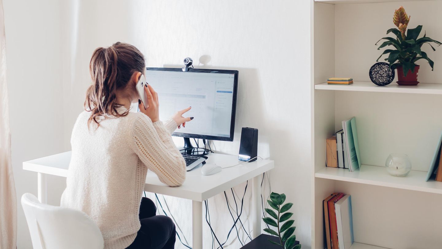 Frau arbeitet im Homeoffice an einem Schreibtisch