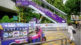 Bewohner der Metropole Bangkok erreichen das ungewöhnliche Flughafenrestaurant per Tuk Tuk und gehen über eine Flugzeugtreppe "an Bord"