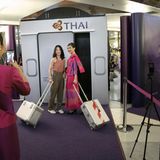 Wie beim Betreten eines Flugzeuges: Statt einer Sicherheitsheitskontrolle gibt es ein Begrüßungsfoto mit einer Flugbegleiterin und Gepäck-Utensilien...