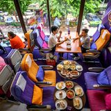 Die Bestuhlung im gesamten Pop-up-Restaurant besteht fast nur aus ausrangierten Sitzen der Economy Class