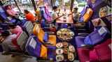 Die Bestuhlung im gesamten Pop-up-Restaurant besteht fast nur aus ausrangierten Sitzen der Economy Class