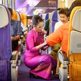 ... und die Bestellungen für Drinks und das Essen von den Flugbegleitzerinnen entgegengenommen.