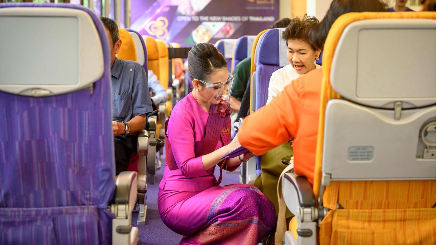 ... und die Bestellungen für Drinks und das Essen von den Flugbegleitzerinnen entgegengenommen.