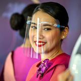 Die Flugbegleiterinnen von Thai Airways tragen wie an Bord alle Masken