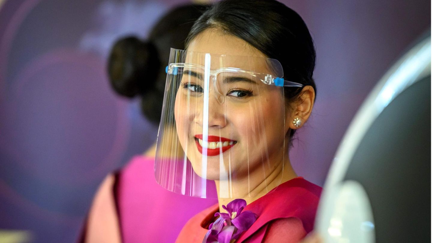 Die Flugbegleiterinnen von Thai Airways tragen wie an Bord alle Masken
