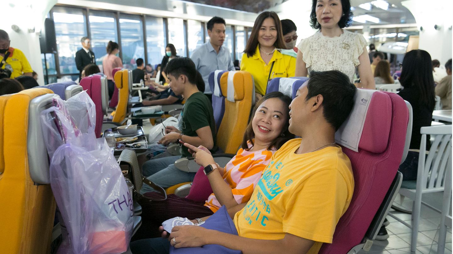 .... Flughöhe Null und ein kulinarisches Erlebnis, wie hier in den eng gestellten Reihen der Economy Class.