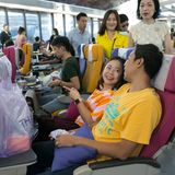 .... Flughöhe Null und ein kulinarisches Erlebnis, wie hier in den eng gestellten Reihen der Economy Class.