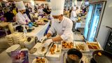 Bis zu 2000 Essen werden jeden Tag in der Küche des Pop-up-Restaurants vorbereitet