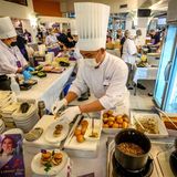 Bis zu 2000 Essen werden jeden Tag in der Küche des Pop-up-Restaurants vorbereitet