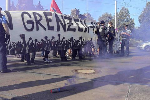 Polizeibeamte und Demonstranten in Dresden