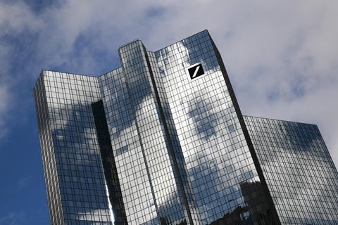 Wolken ziehen über der Zentrale der Deutschen Bank im Frankfurter Bankenviertel hinweg