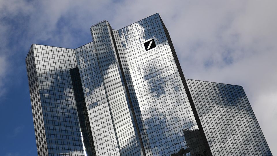 Wolken ziehen über der Zentrale der Deutschen Bank im Frankfurter Bankenviertel hinweg