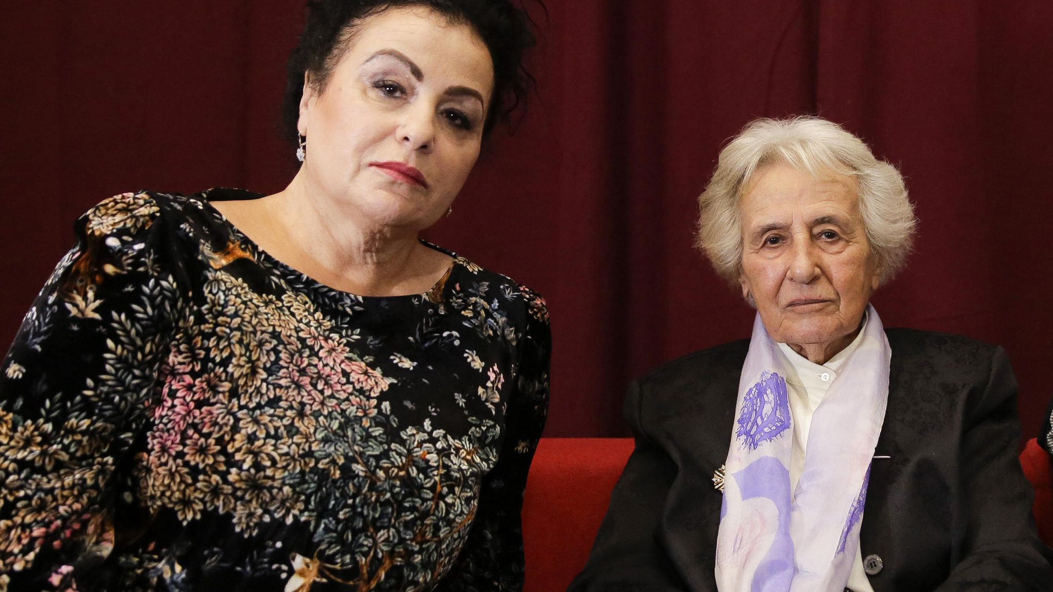Anita Lasker-Wallfisch hat Auschwitz überlebt. Hier sitzt sie neben ihrer Tochter Maya und schaut in die Kamera