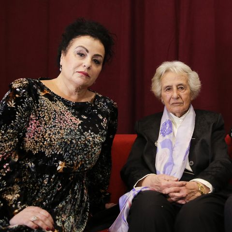 Anita Lasker-Wallfisch hat Auschwitz überlebt. Hier sitzt sie neben ihrer Tochter Maya und schaut in die Kamera