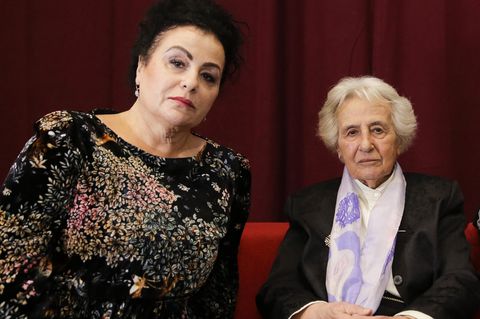 Anita Lasker-Wallfisch hat Auschwitz überlebt. Hier sitzt sie neben ihrer Tochter Maya und schaut in die Kamera