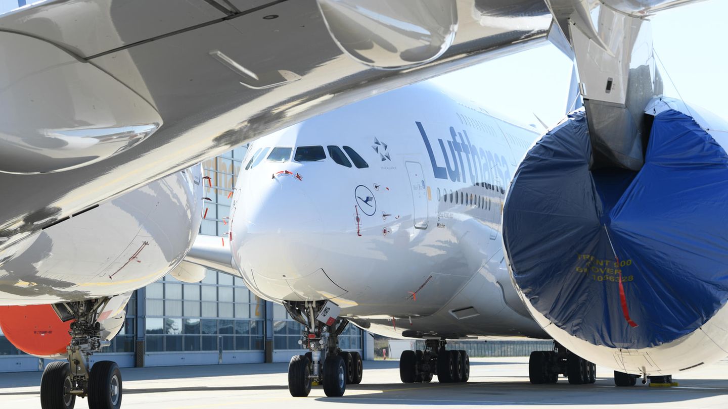 Bleiben für immer am Boden: Die 14 Airbus A380 der Lufthansa. Am Montag beschloss der Vorstand des Unternehmens die "Ausflottung" des doppelstöckigen Flugzeuges - den Langzeitparkmodus für das Flaggschiff.