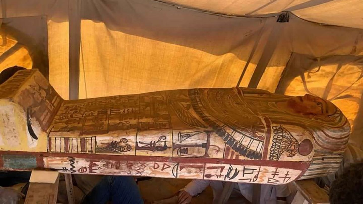 Ein antiker Sarkophag in der bekannten Grabstätte Sakkara