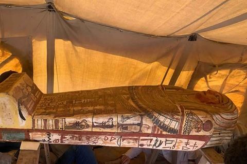 Ein antiker Sarkophag in der bekannten Grabstätte Sakkara