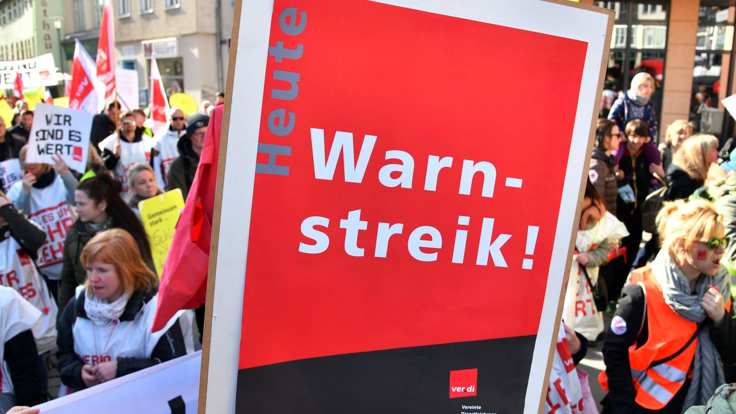 25.02.2019, Thüringen, Jena: Streikende aus dem öffentlichen Dienst laufen demonstrierend durch die Innenstadt